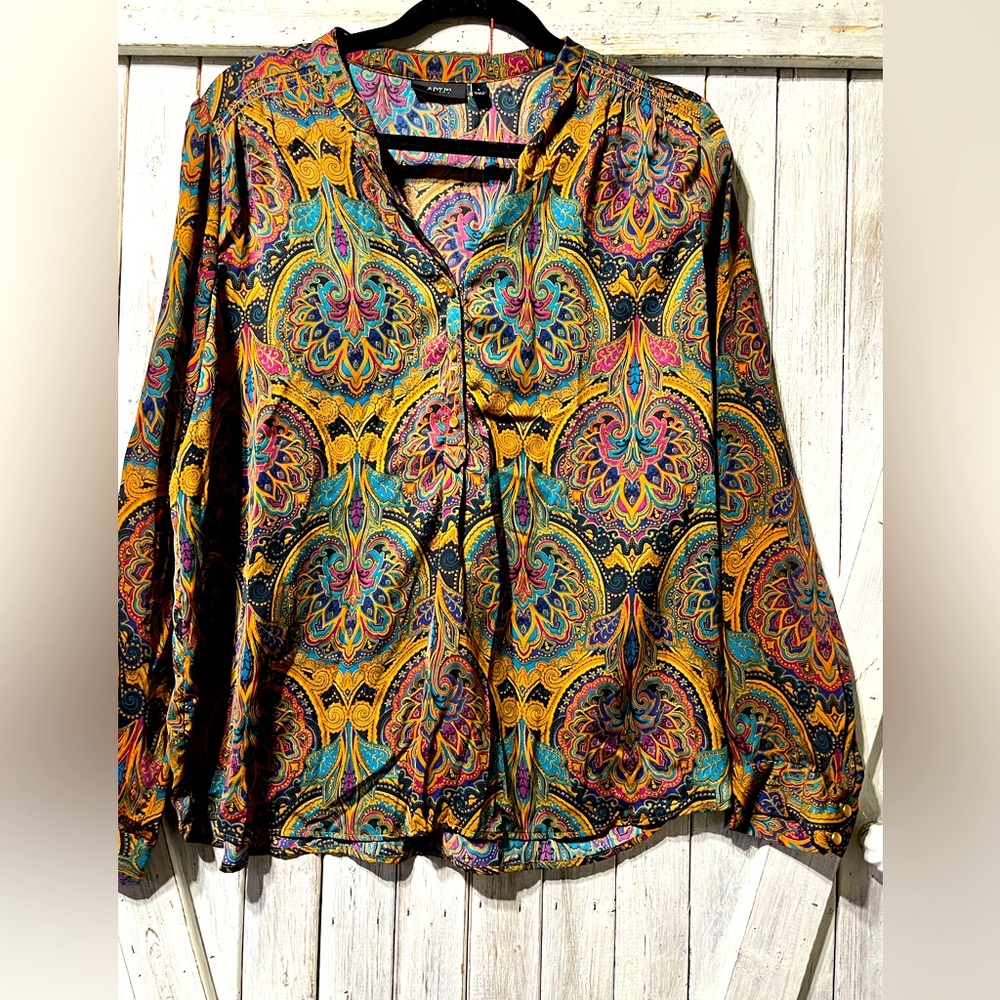 Beautiful Apt 9 Silky Blouse. Amazing Colors!!! Large